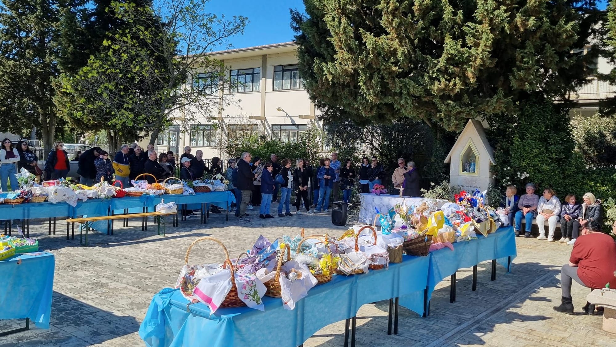 CESTI, TOVAGLIE, FIOCCHI E TANTI COLORI IN OCCASIONE DELLA BENEDIZIONE DEI CIBI NELLA PIAZZA DI BASTIOLA