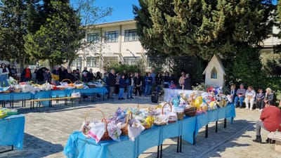 CESTI, TOVAGLIE, FIOCCHI E TANTI COLORI IN OCCASIONE DELLA BENEDIZIONE DEI CIBI NELLA PIAZZA DI BASTIOLA