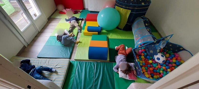 Parcours, poutre, jeux de balles, relaxation, yoga...