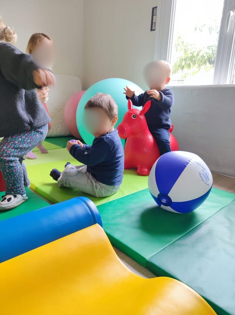 Parcours, poutre, jeux de balles, relaxation, yoga...