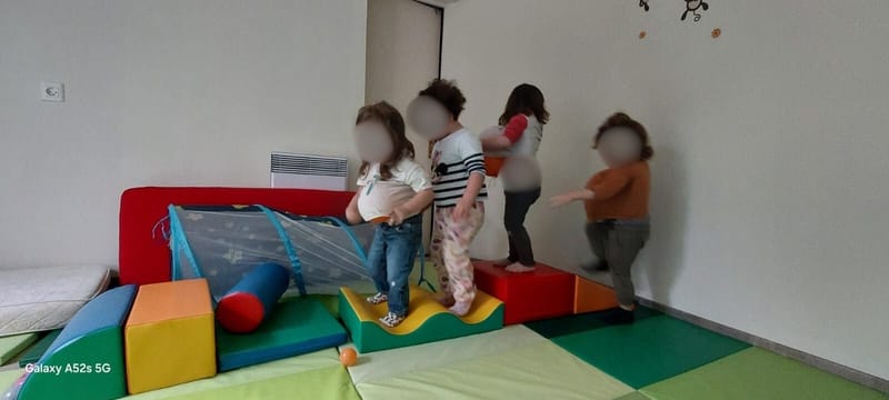 Parcours, poutre, jeux de balles, relaxation, yoga...