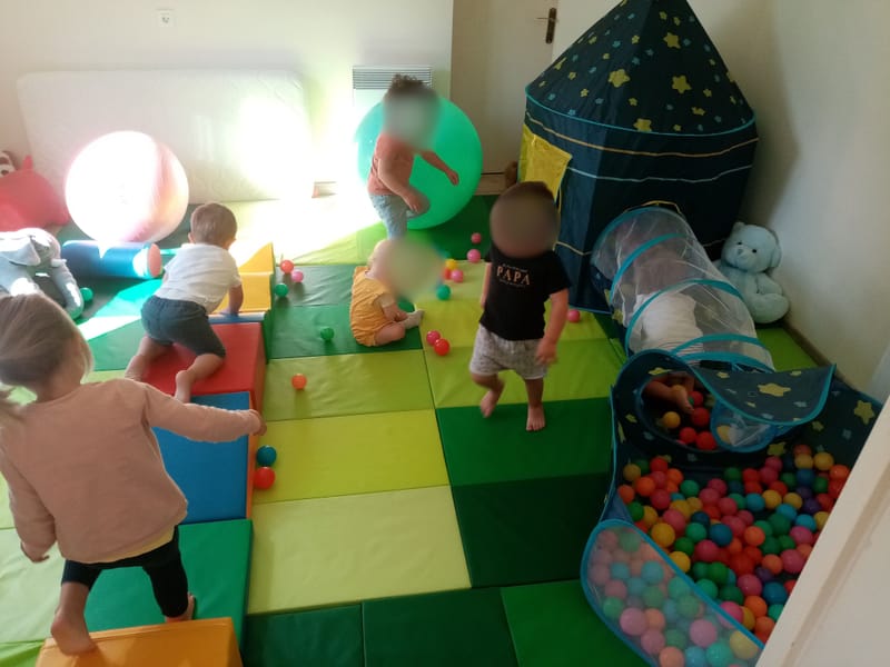 Parcours, poutre, jeux de balles, relaxation, yoga...