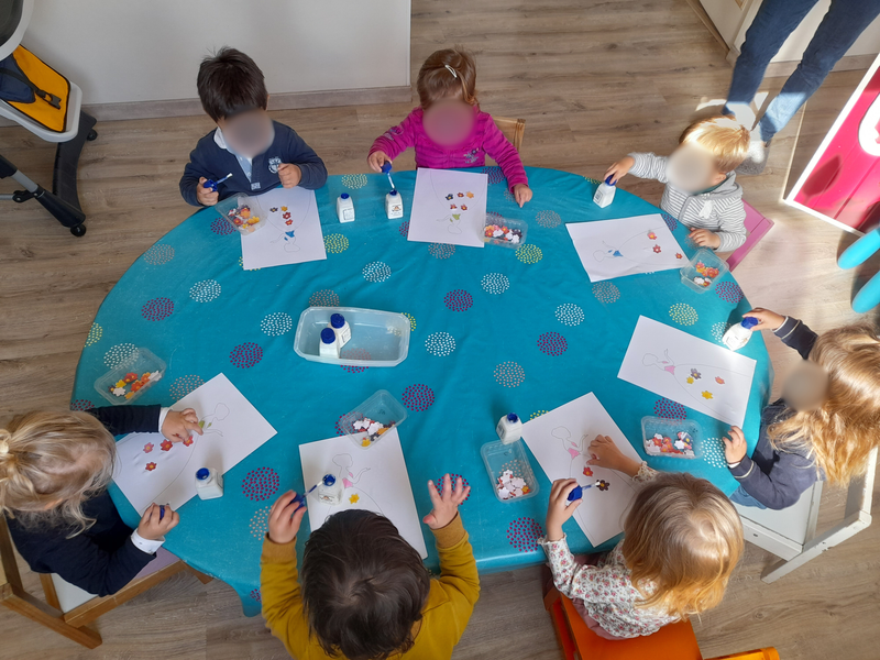 Chaque jour, nous faisons des activités variées afin de développer l’éveil, la motricité et l’autonomie des enfants.