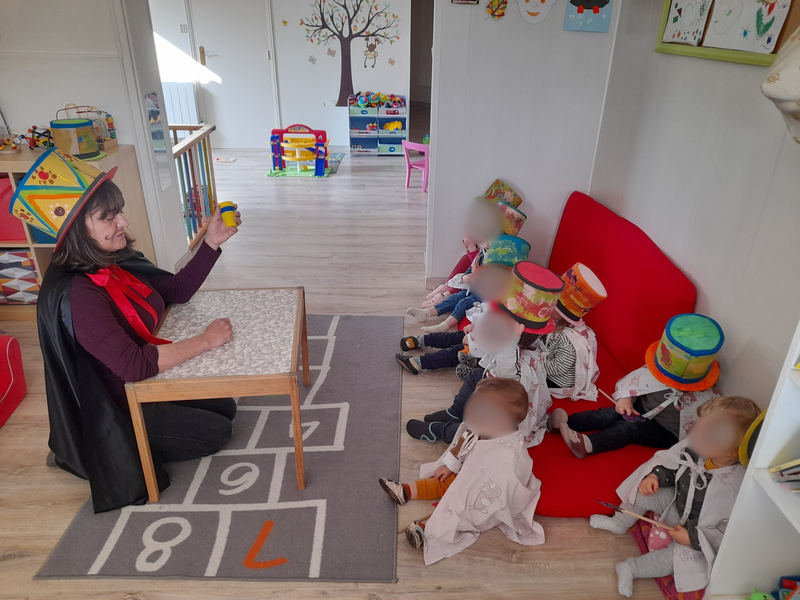 Chaque jour, nous faisons des activités variées afin de développer l’éveil, la motricité et l’autonomie des enfants.