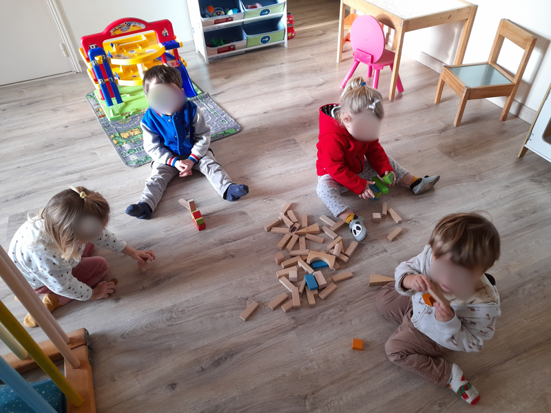 Chaque jour, nous faisons des activités variées afin de développer l’éveil, la motricité et l’autonomie des enfants.