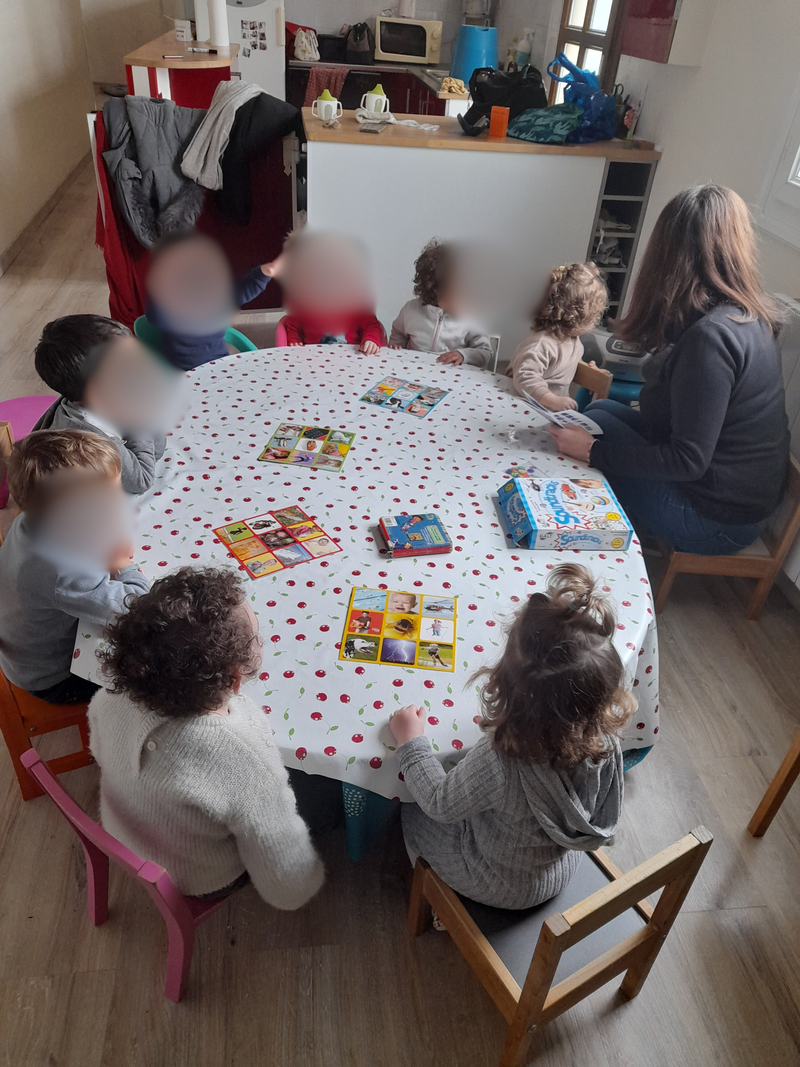 Chaque jour, nous faisons des activités variées afin de développer l’éveil, la motricité et l’autonomie des enfants.
