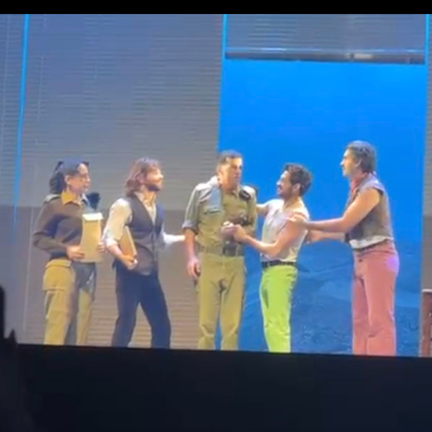 התנגשות בין יקומים: ארל'ה, מוסי ומרגו (בלוז לחופש הגדול) הגיעו להתארח במחזמר '' אפס ביחסי אנוש '' כחלק מהצגות ה500