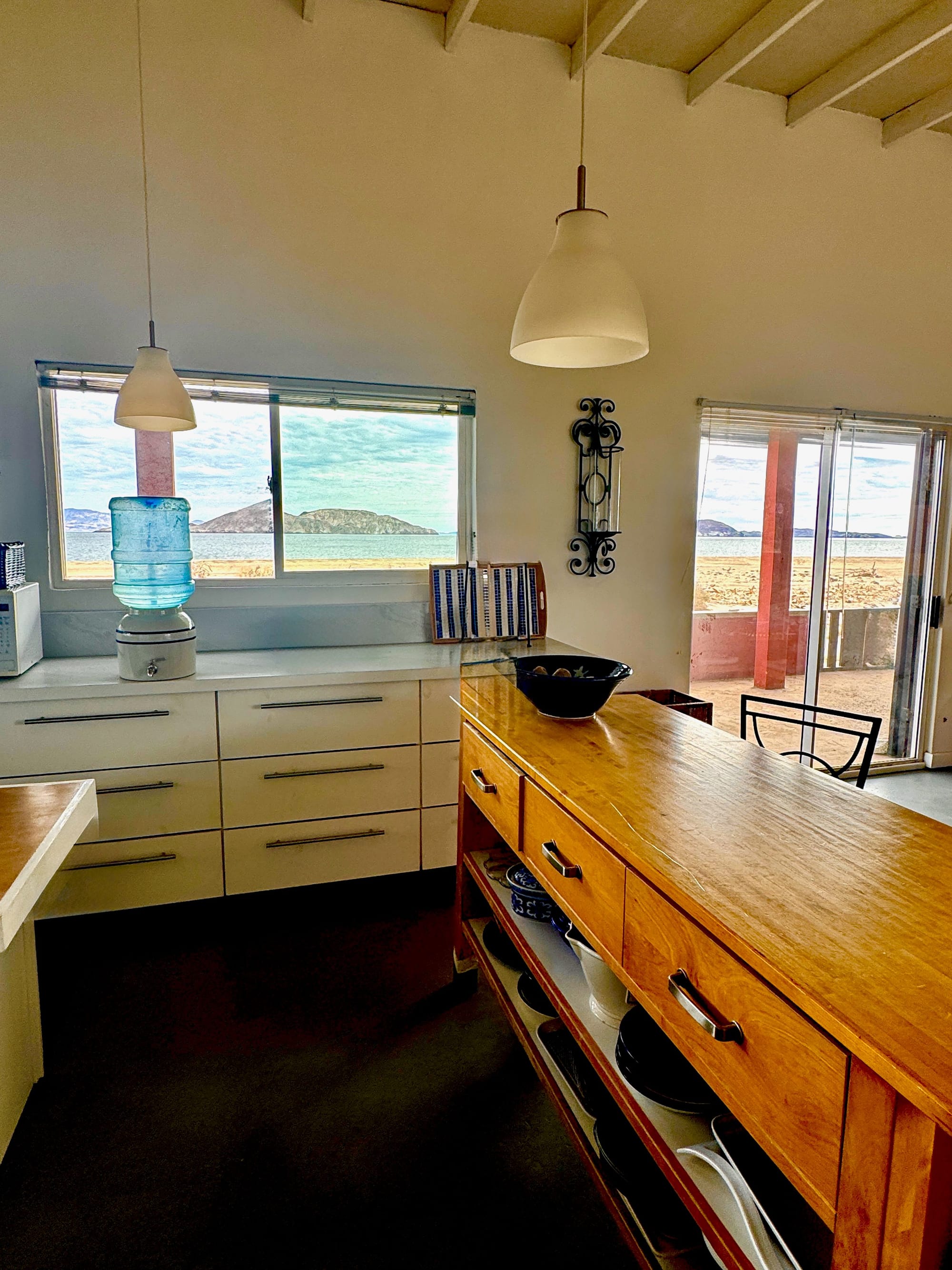 KT11 Big Kitchen Island and Ocean View