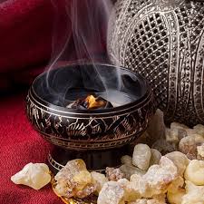 Να μυρίσει λιβάνι ή μπαρούτι;