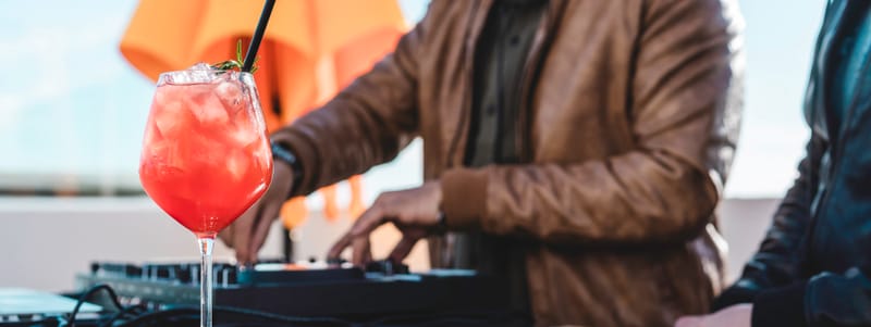 Fest med lokale drinker av lokal bartender og lokale DJ Sigurd