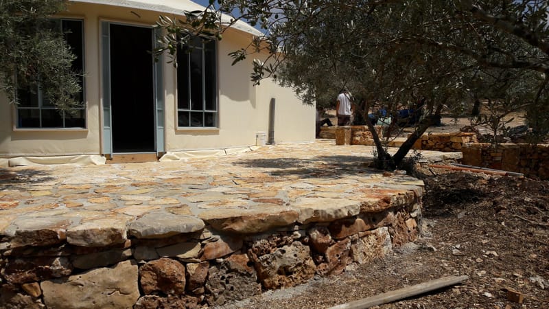 ריצוף אבן המשלב בחירה מדויקת של סוג האבן, התאמת מידות ומרקמים, והנחה בשיטות מסורתיות לצד טכניקות מתקדמות