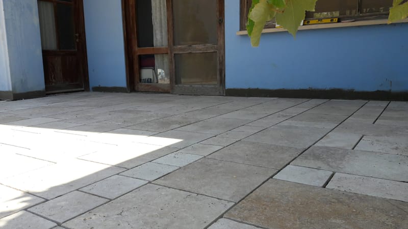 ריצוף אבן המשלב בחירה מדויקת של סוג האבן, התאמת מידות ומרקמים, והנחה בשיטות מסורתיות לצד טכניקות מתקדמות