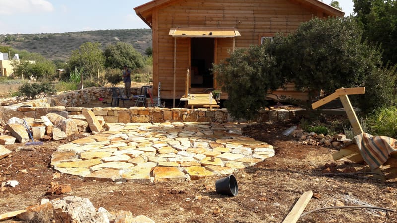 ריצוף אבן המשלב בחירה מדויקת של סוג האבן, התאמת מידות ומרקמים, והנחה בשיטות מסורתיות לצד טכניקות מתקדמות