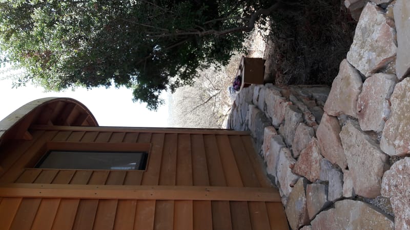 ריצוף אבן המשלב בחירה מדויקת של סוג האבן, התאמת מידות ומרקמים, והנחה בשיטות מסורתיות לצד טכניקות מתקדמות