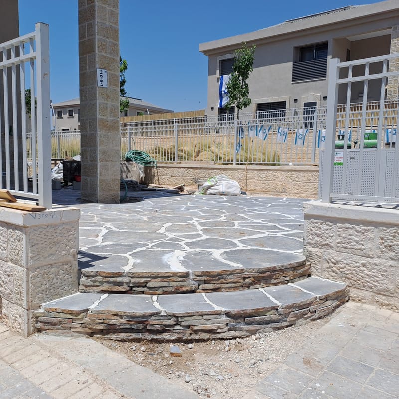 ריצוף אבן המשלב בחירה מדויקת של סוג האבן, התאמת מידות ומרקמים, והנחה בשיטות מסורתיות לצד טכניקות מתקדמות