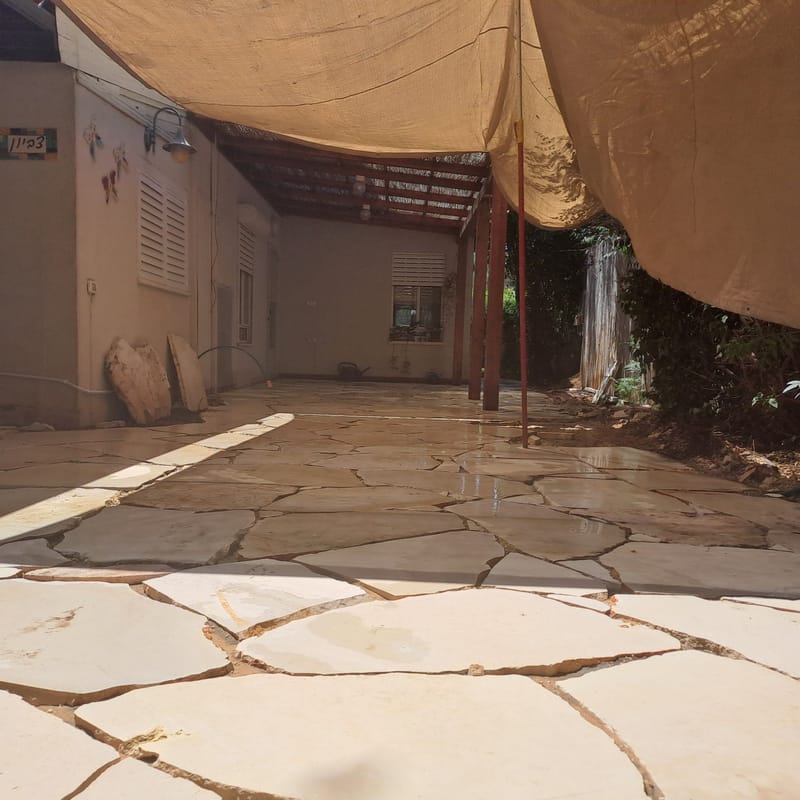 ריצוף אבן המשלב בחירה מדויקת של סוג האבן, התאמת מידות ומרקמים, והנחה בשיטות מסורתיות לצד טכניקות מתקדמות