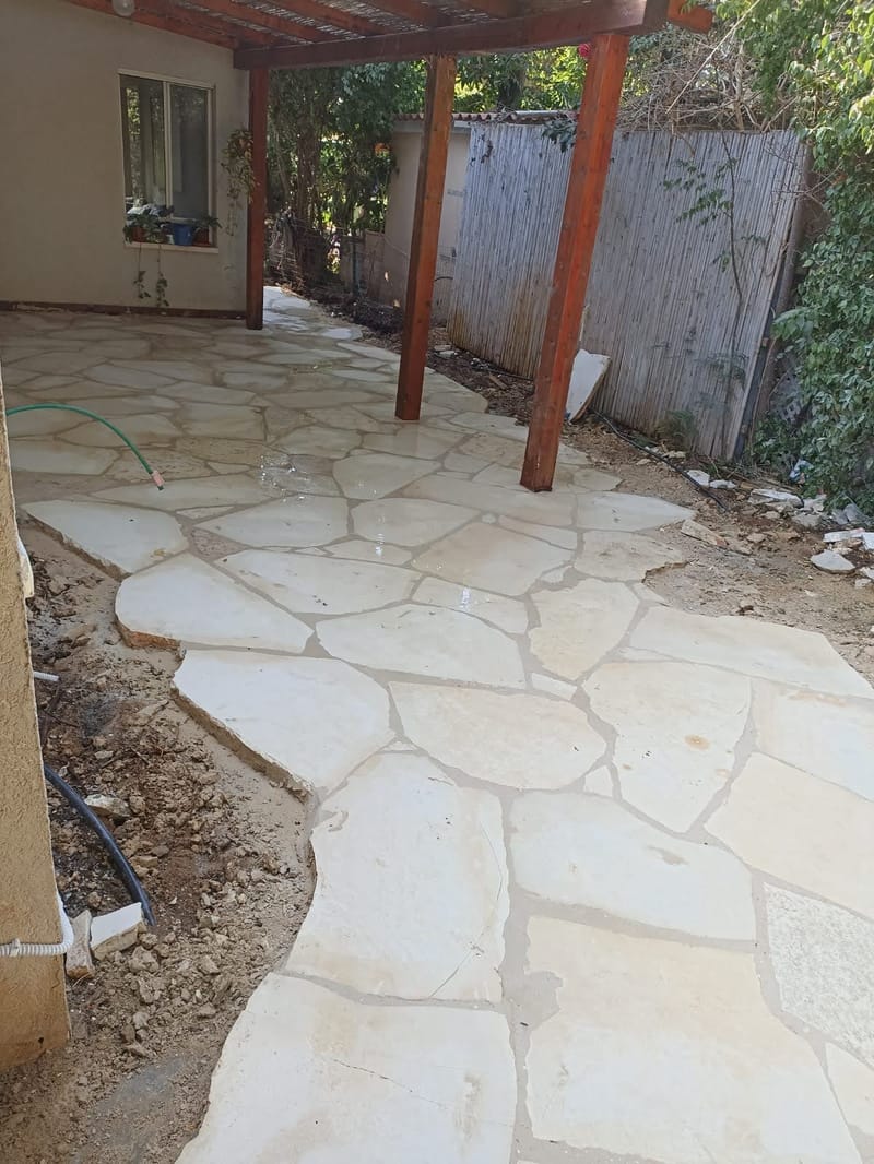 ריצוף אבן המשלב בחירה מדויקת של סוג האבן, התאמת מידות ומרקמים, והנחה בשיטות מסורתיות לצד טכניקות מתקדמות