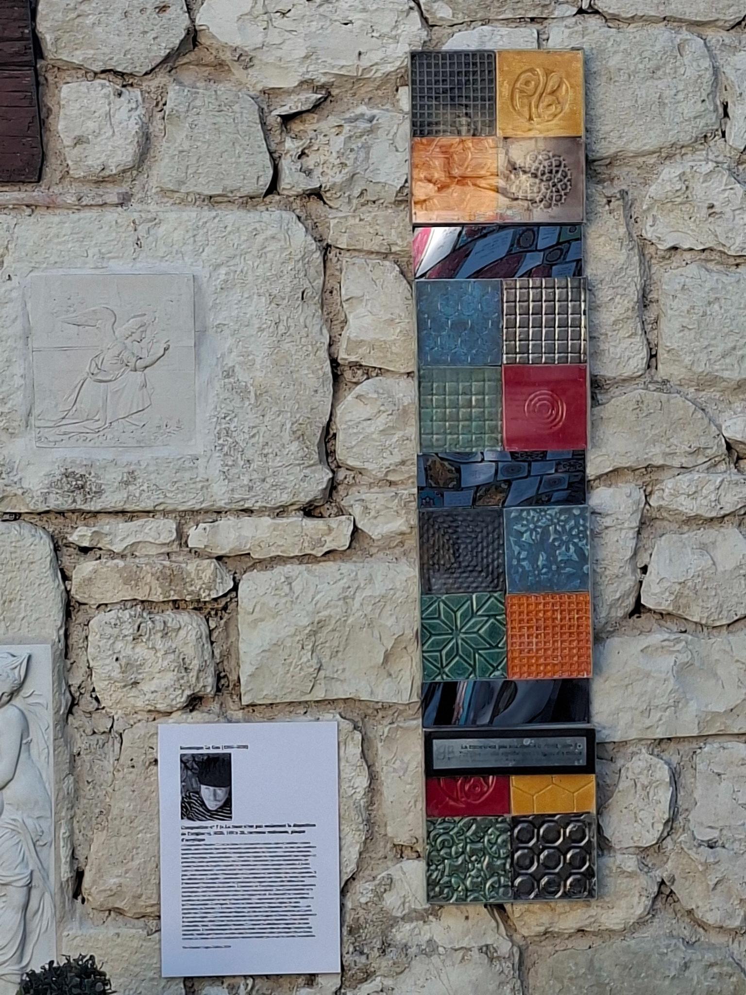 Composition n° 7 (« La trace n’est pas seulement la disparition de l’origine »), 2026, 100 x 20, carreaux embossés, plaque d’acrylique