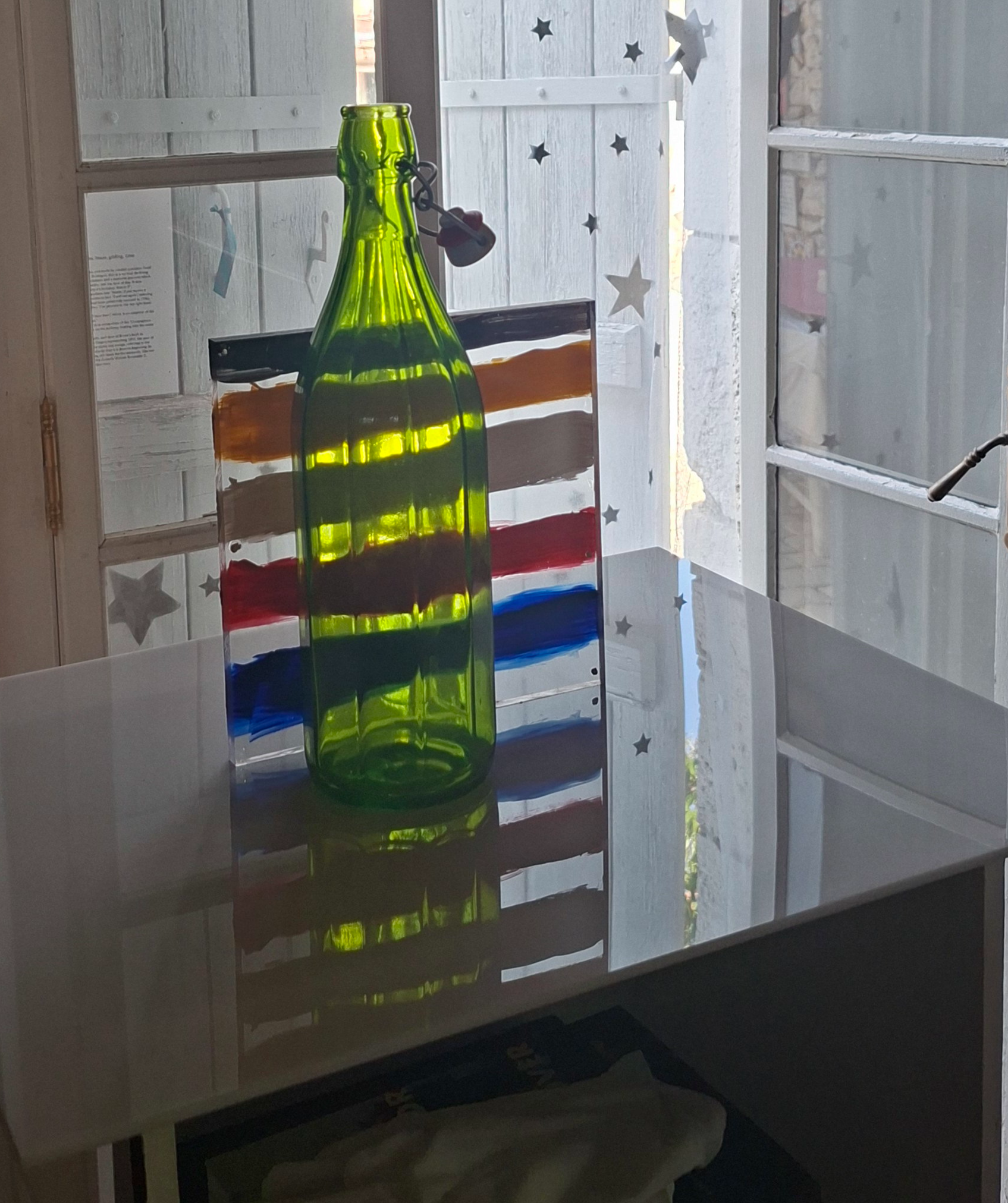 “Bouteille verte, lignes en suspens », 2026