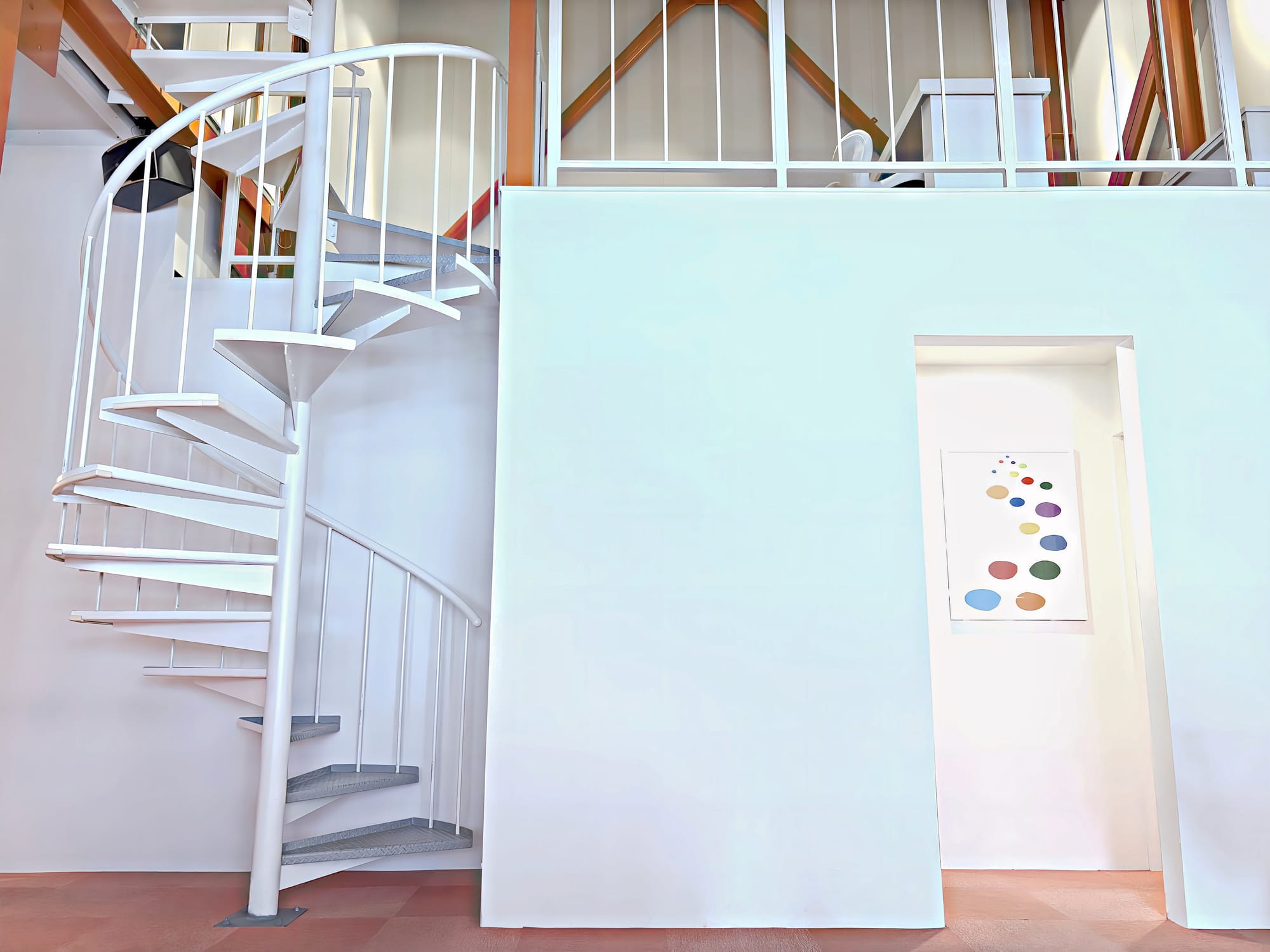 店内中央の螺旋階段よりVIP席へ