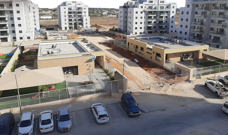 הקמת מתחם גני ילדים רחל המשוררת ונעמי שמר , יבנה 