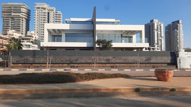 מזמין העבודה: שלמה פרישמן ואבנר שמר.