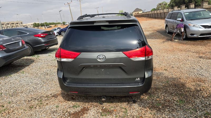 2012 Toyota sienna LE
