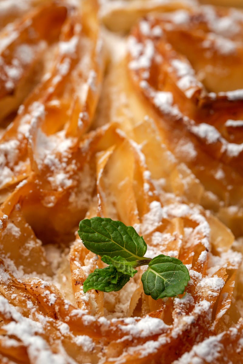 Φρεσκοψημένη μπουγάτσα