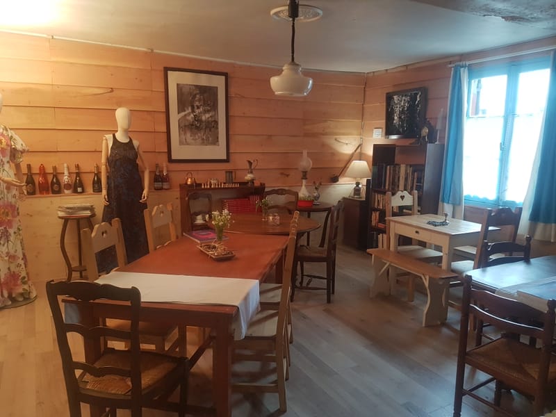 LA SALLE DE RESTAURANT INTERIEURE