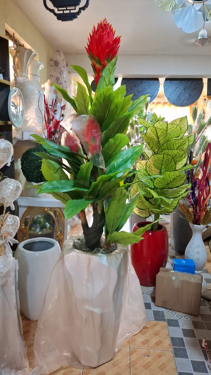 High-quality flower vase and flower