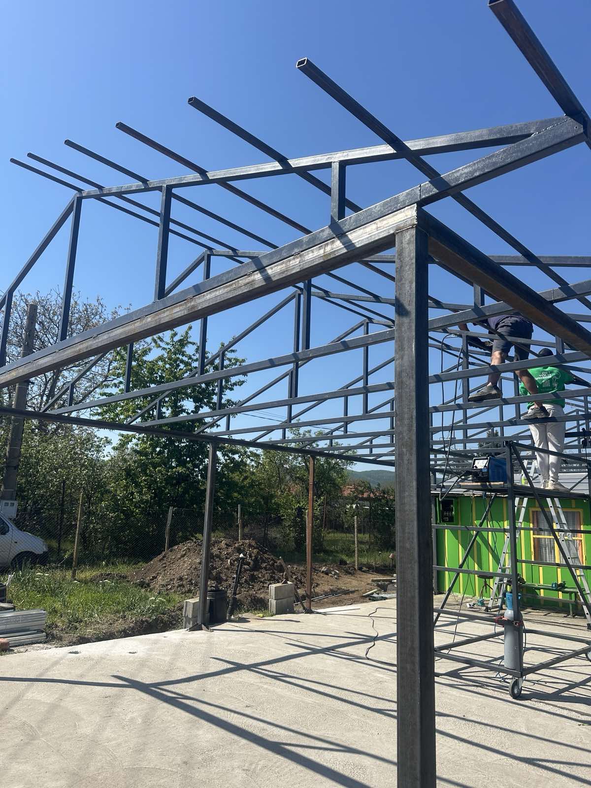 Запазена стара постройка, изграден общ покрив на стара и нова постройка