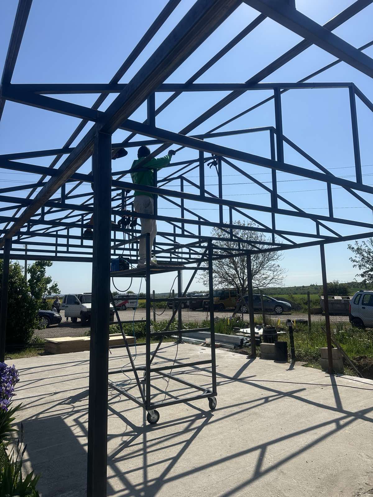 Запазена стара постройка, изграден общ покрив на стара и нова постройка