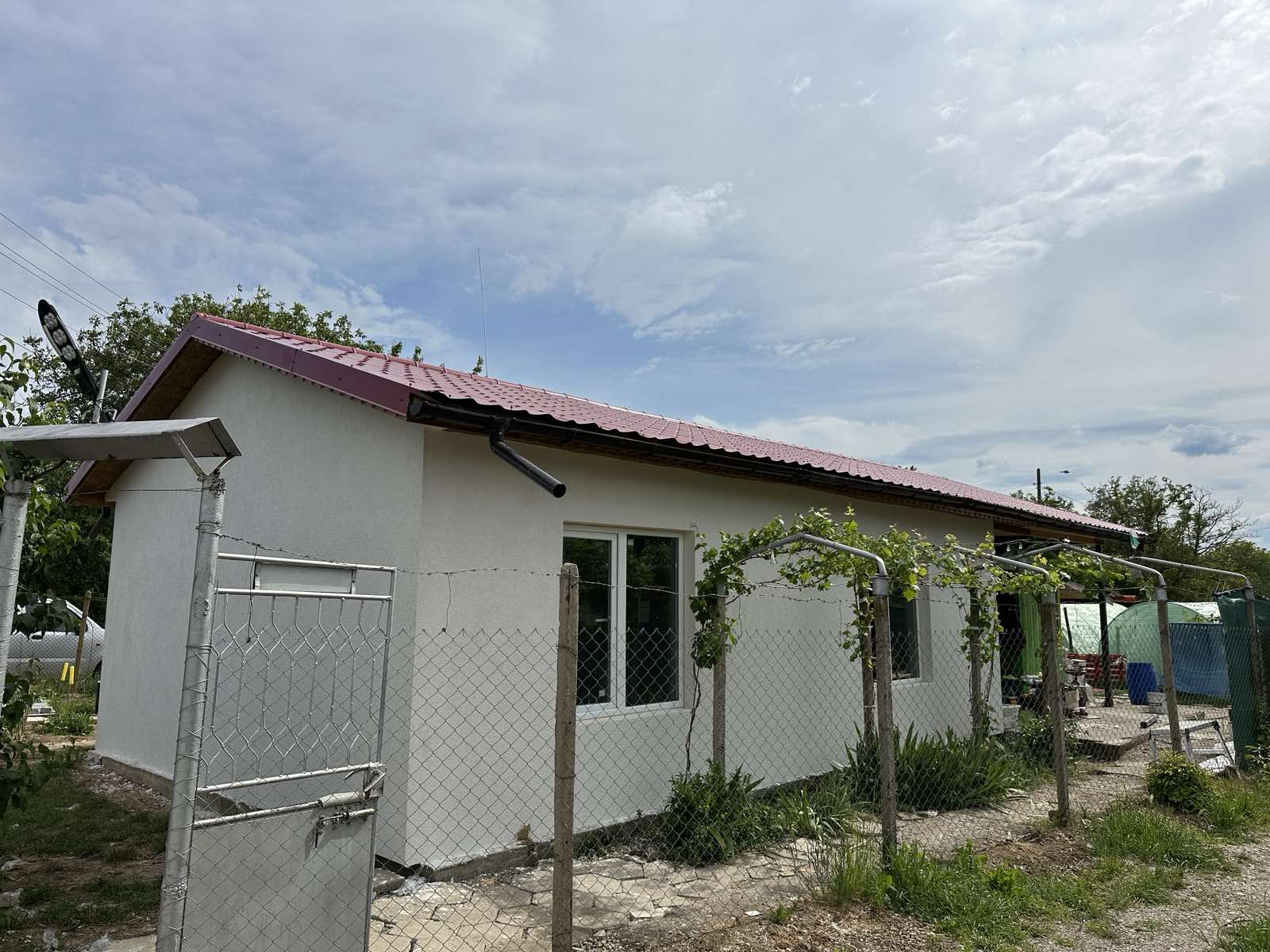 Запазена стара постройка, изграден общ покрив на стара и нова постройка