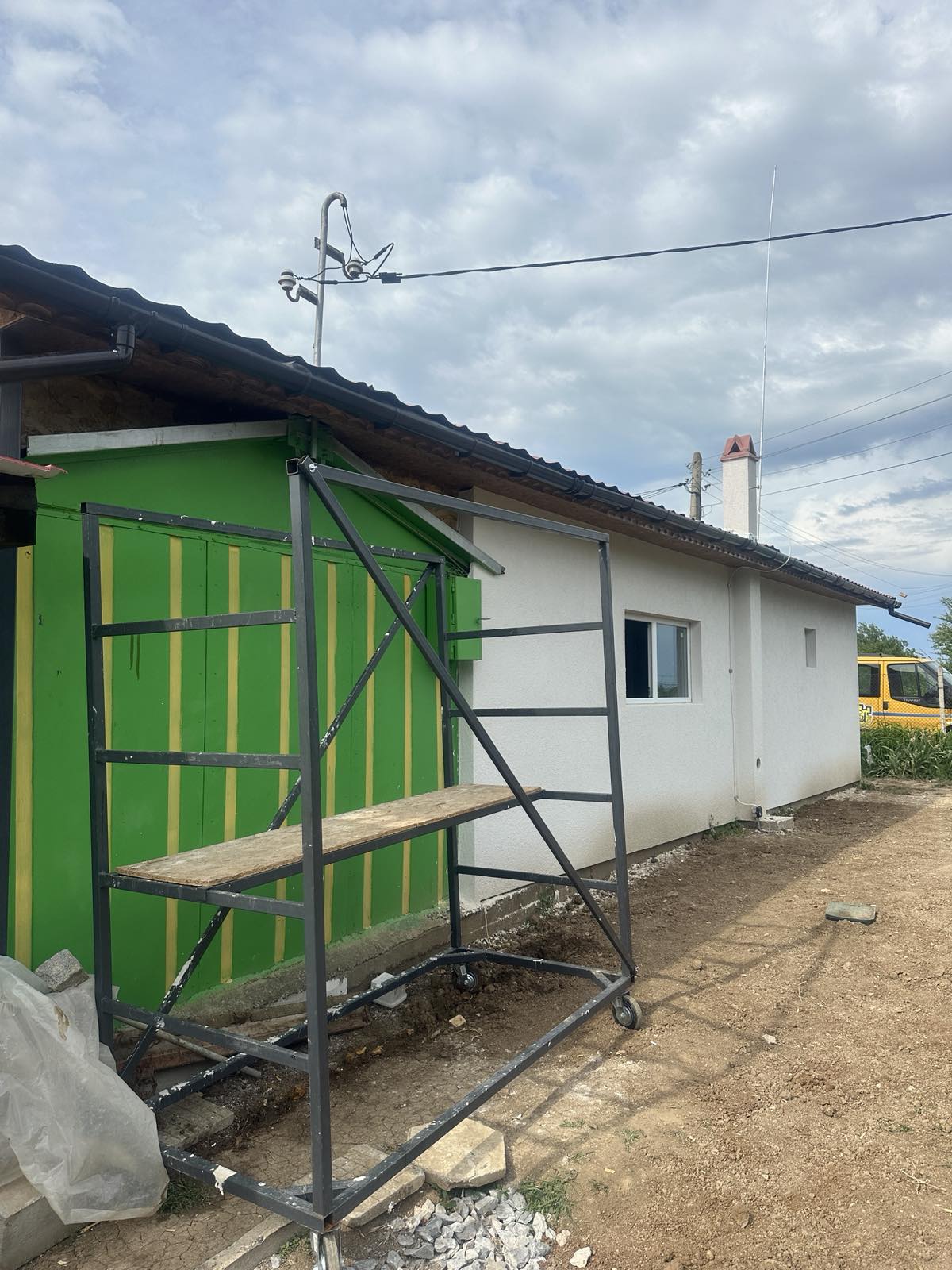 Запазена стара постройка, изграден общ покрив на стара и нова постройка