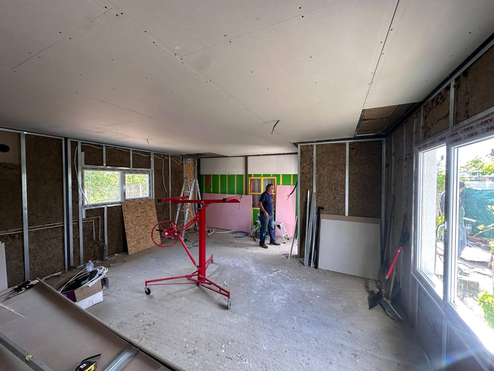 Запазена стара постройка, изграден общ покрив на стара и нова постройка