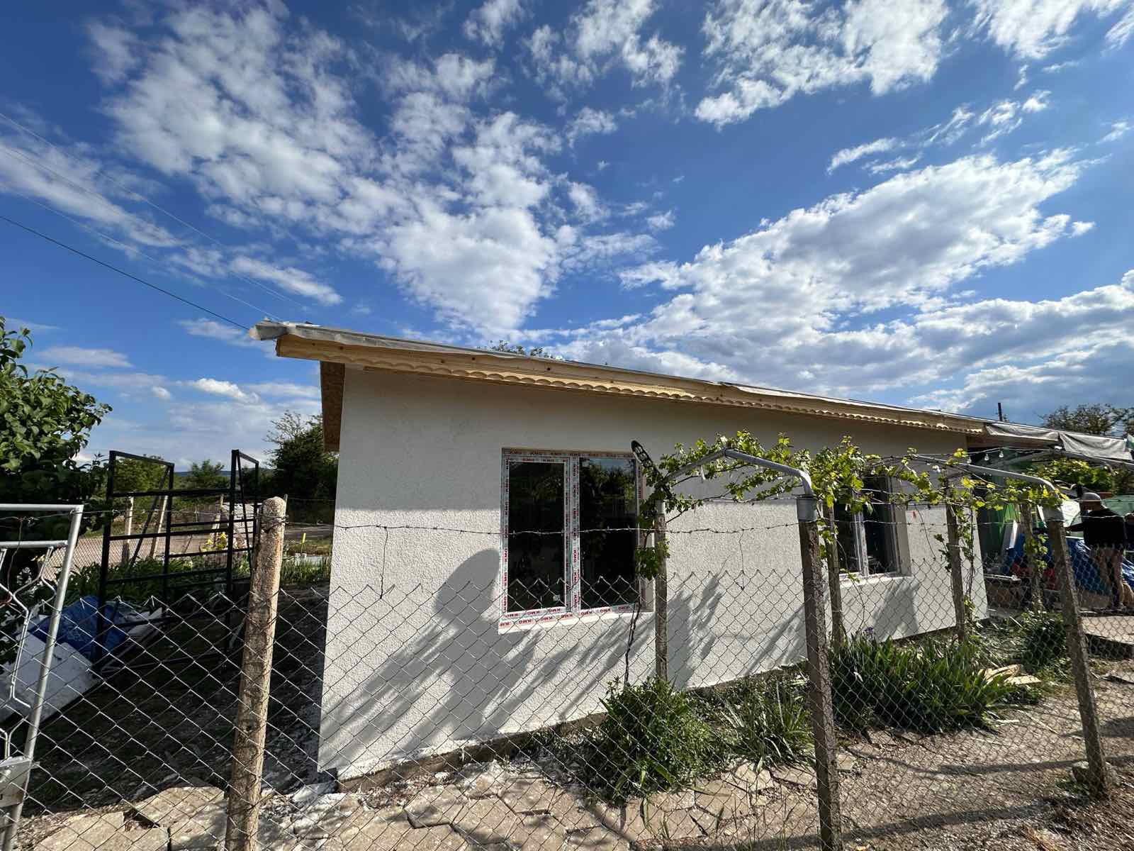 Запазена стара постройка, изграден общ покрив на стара и нова постройка