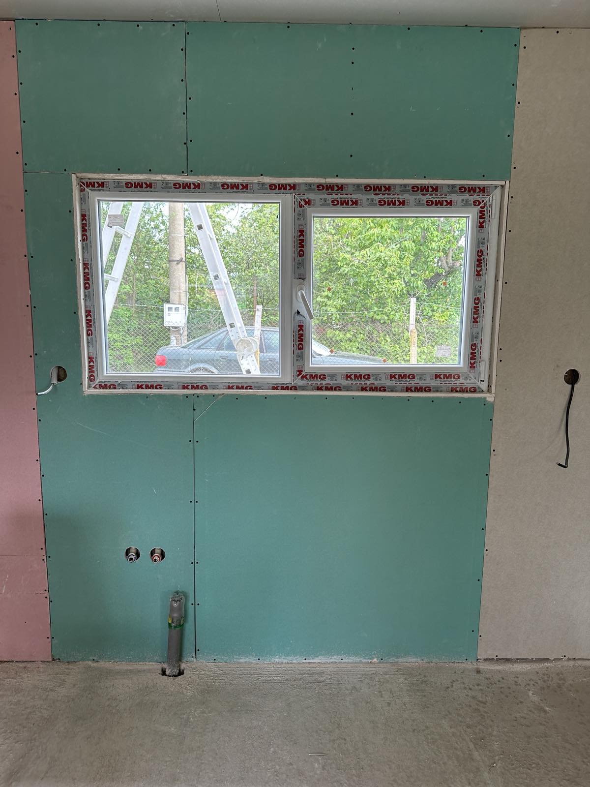 Запазена стара постройка, изграден общ покрив на стара и нова постройка