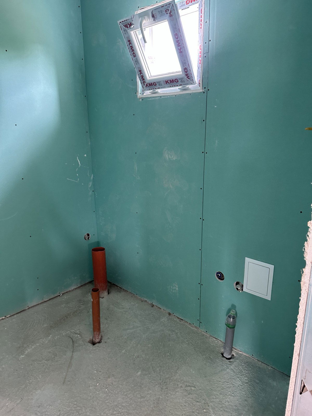 Запазена стара постройка, изграден общ покрив на стара и нова постройка