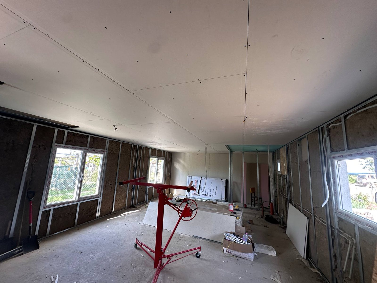 Запазена стара постройка, изграден общ покрив на стара и нова постройка