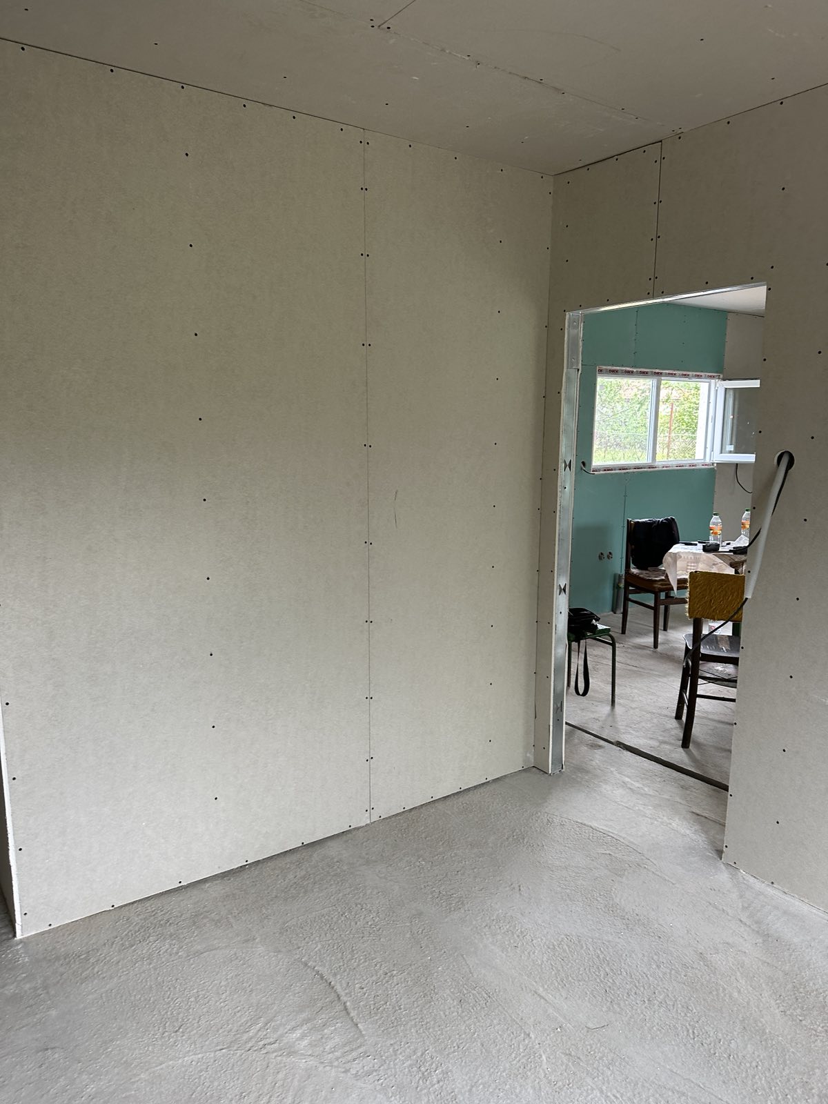 Запазена стара постройка, изграден общ покрив на стара и нова постройка