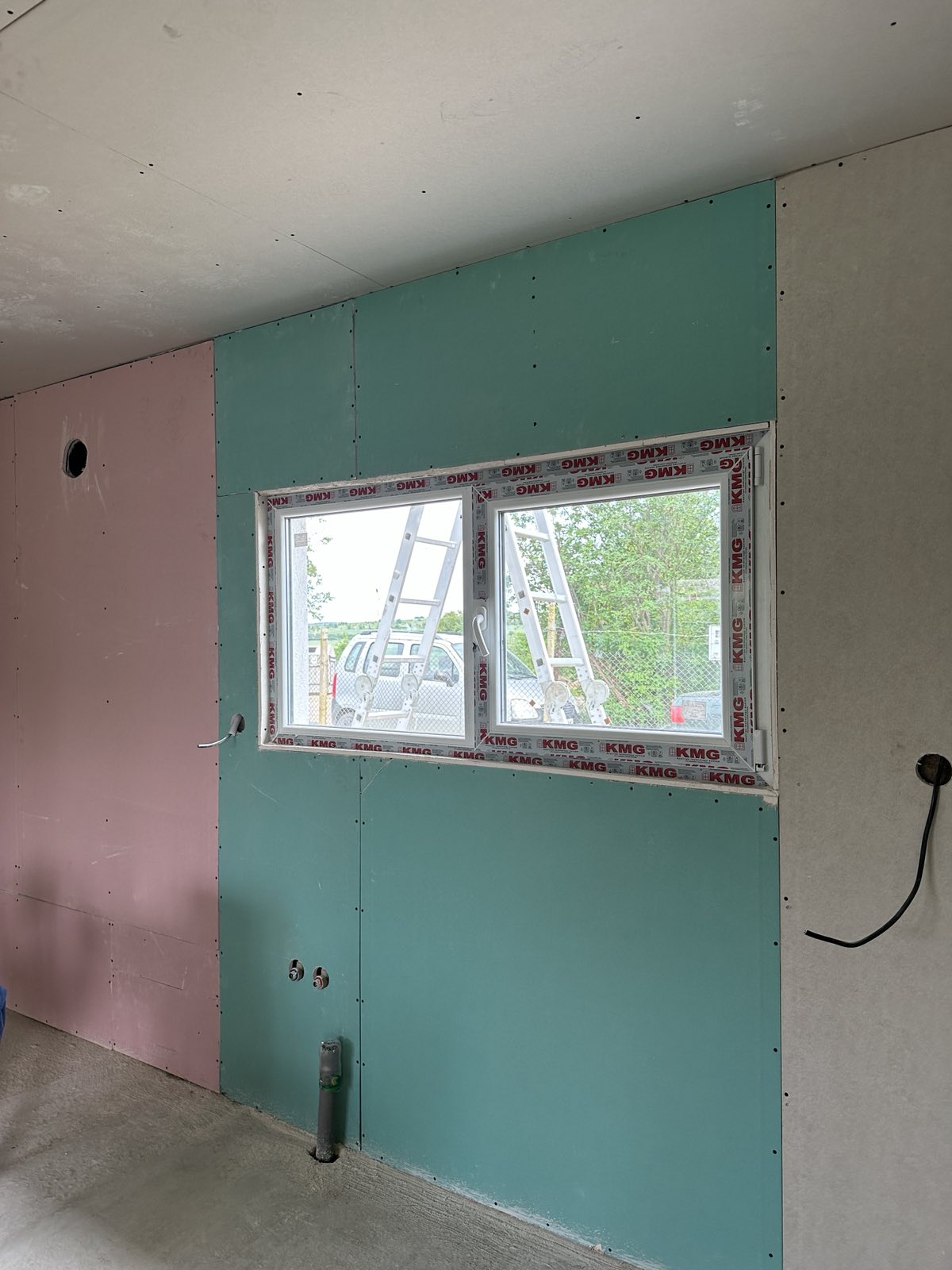 Запазена стара постройка, изграден общ покрив на стара и нова постройка