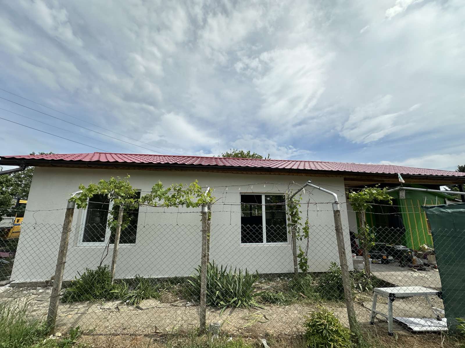 Запазена стара постройка, изграден общ покрив на стара и нова постройка