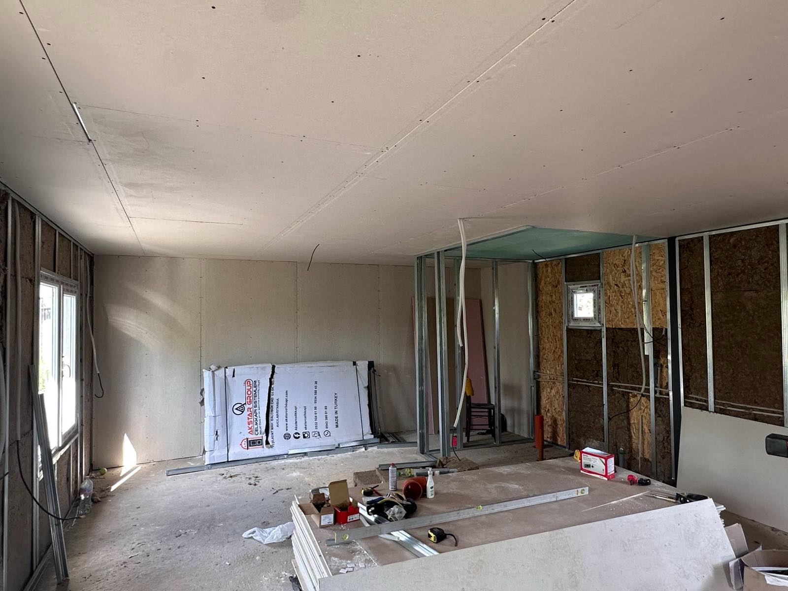 Запазена стара постройка, изграден общ покрив на стара и нова постройка