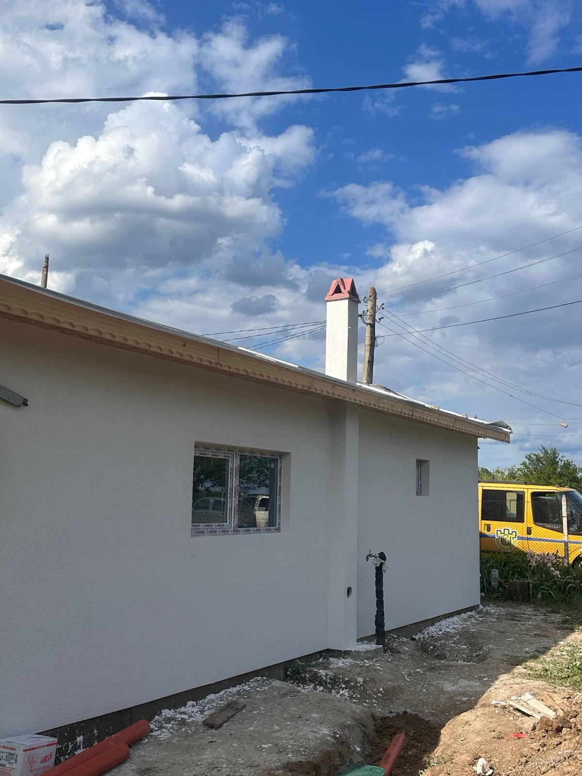 Запазена стара постройка, изграден общ покрив на стара и нова постройка