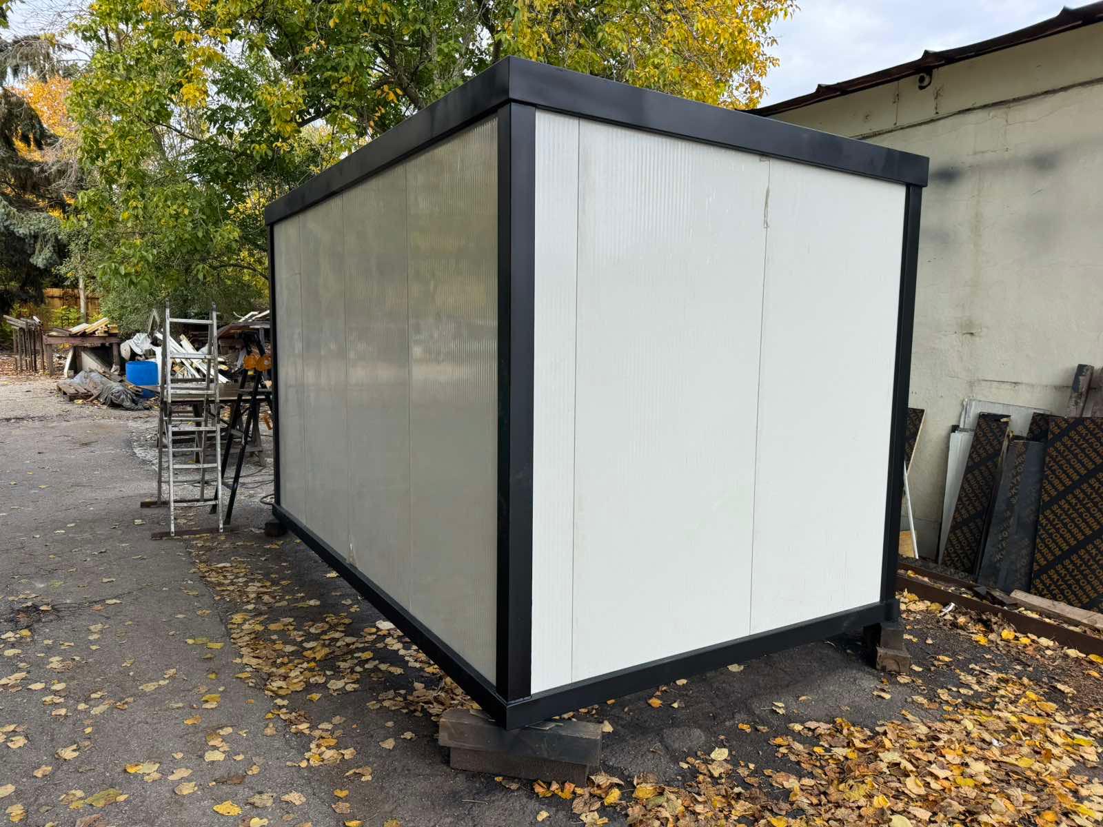 Характеристика 300 х 400 / Н=240 см.