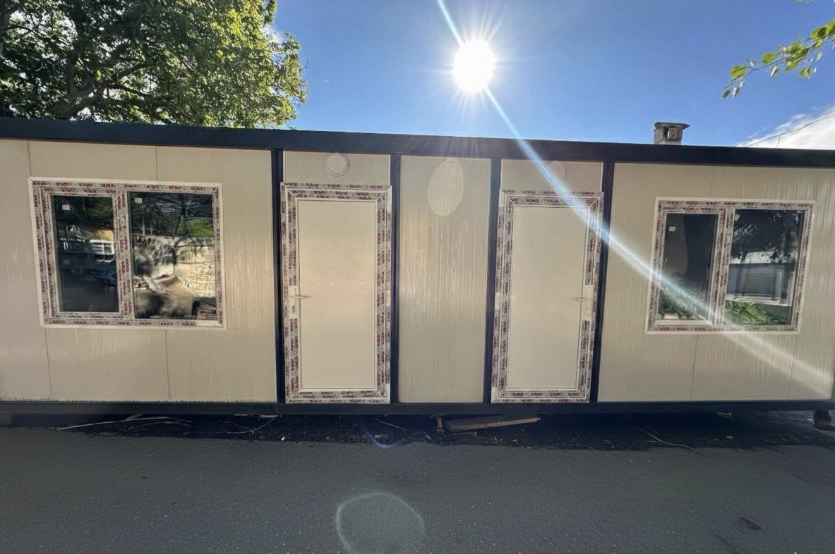 Подходящ за офис, жилище или търговска дейност.