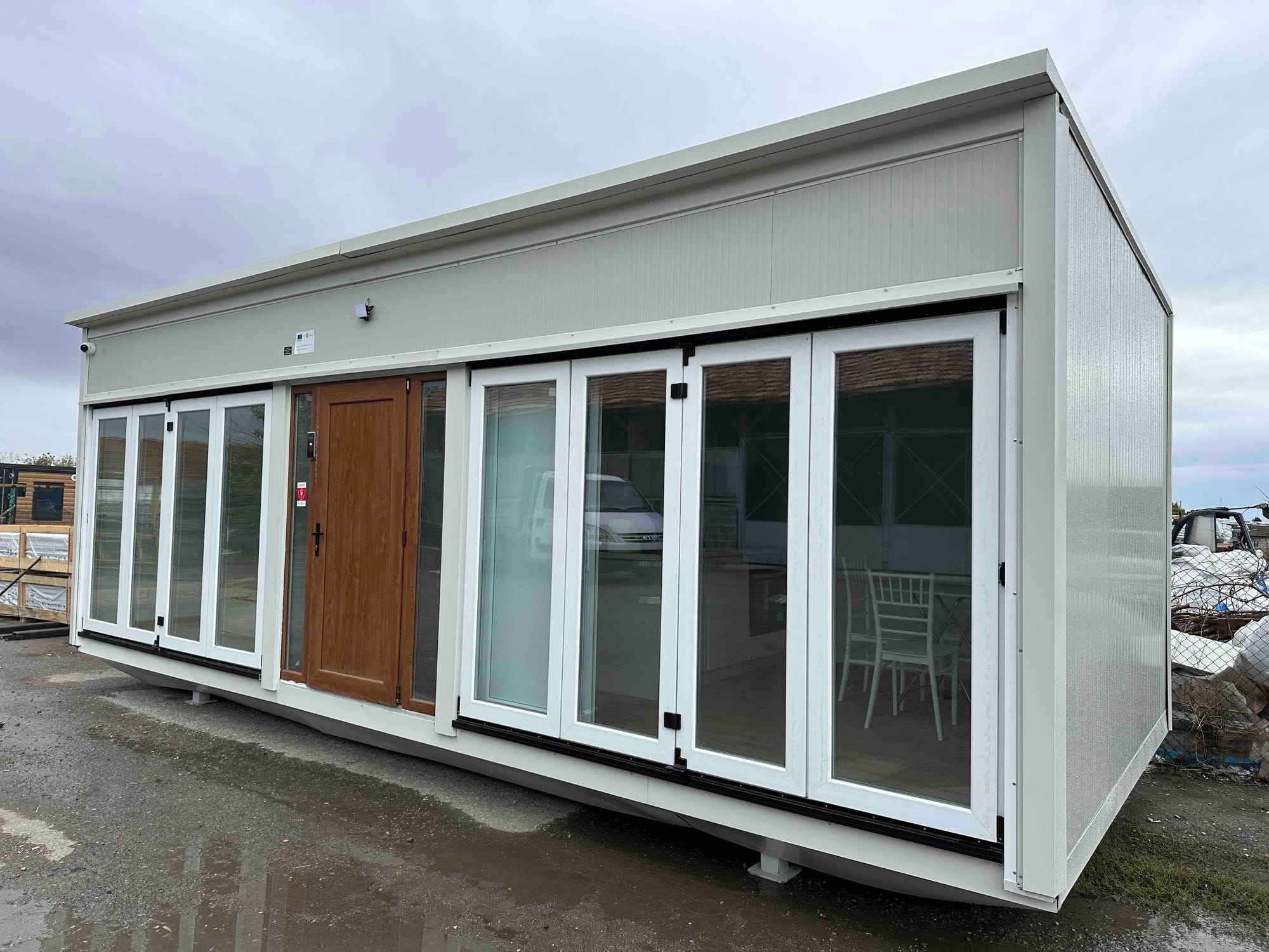 Подходящ за офис, жилище или търговска дейност.