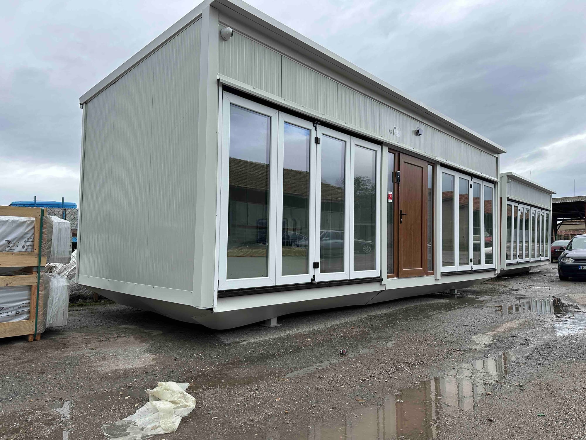 Подходящ за офис, жилище или търговска дейност.