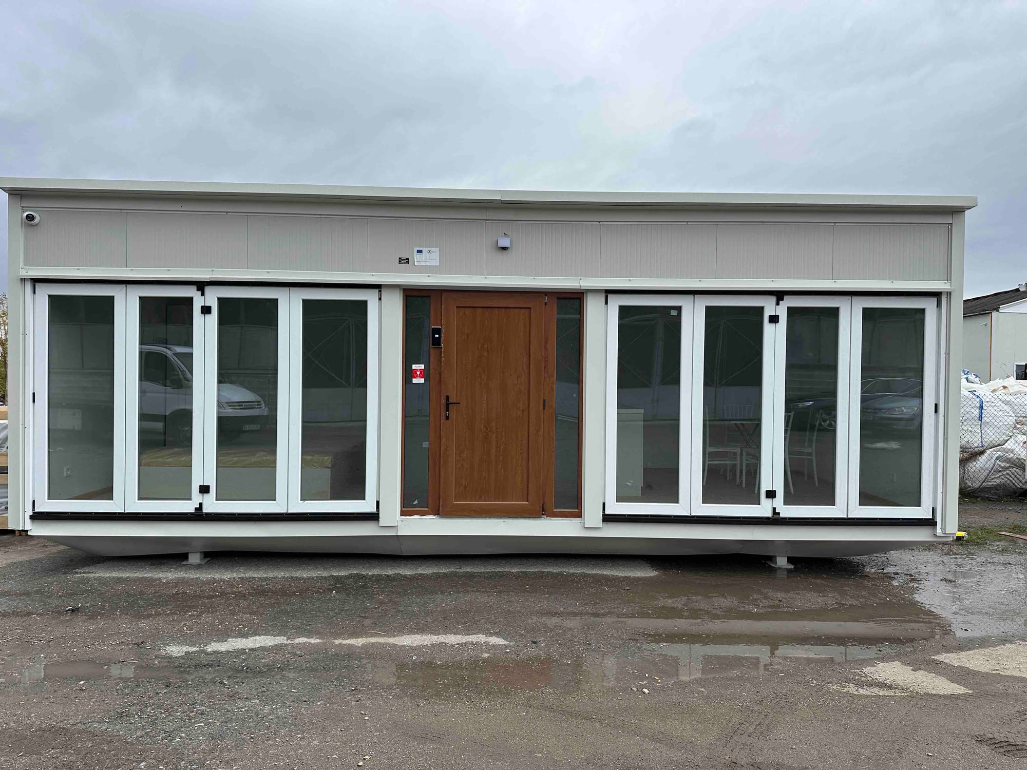 Подходящ за офис, жилище или търговска дейност.