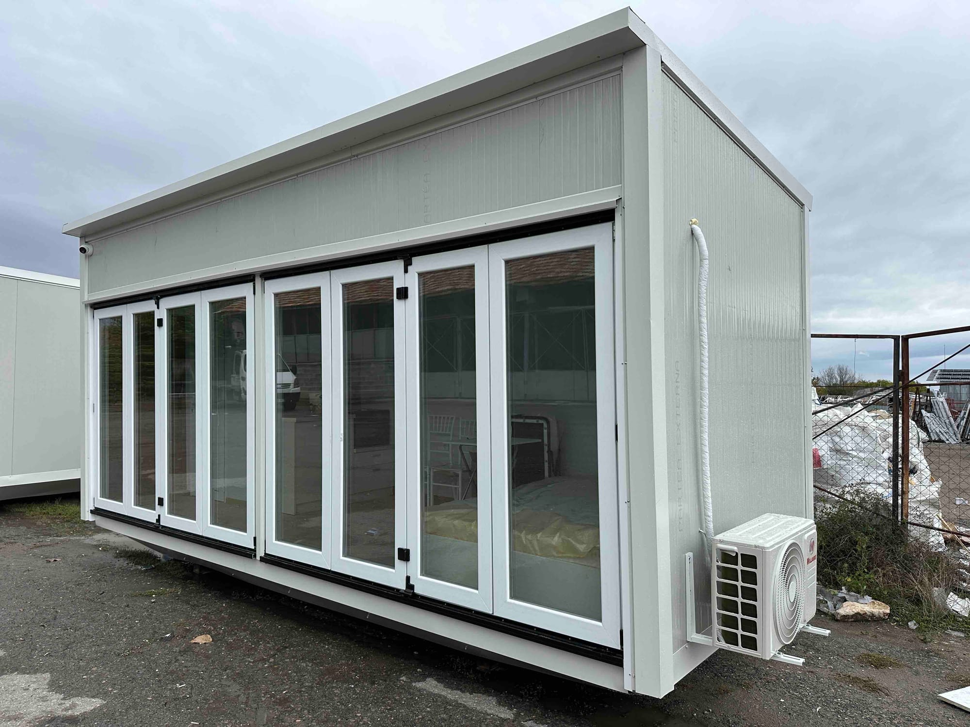 Подходящ за офис, жилище или търговска дейност.